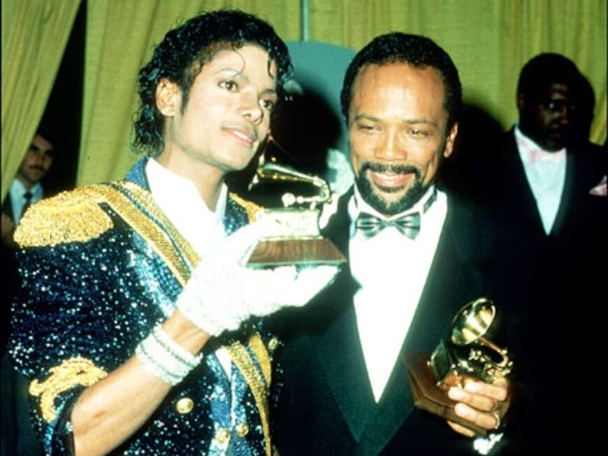 Quincy Jones: Der Musikproduzent ist "vollkommen am Boden zerstört". Jackson habe alles gehabt - "Talent, Anmut, Professionalität und Einsatz. Ich habe heute meinen kleinen Bruder verloren, und ein Teil meiner Seele ist mit ihm gegangen."