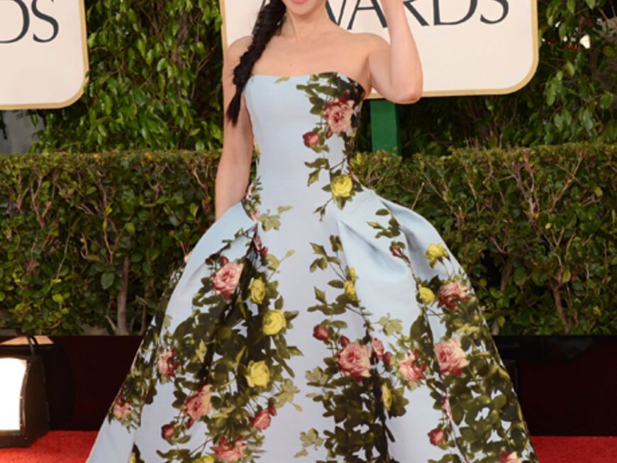 Volumen, Blumenprint und Farbe – Carolina Herrera griff bei dem Kleid, das Lucy Liu zu den Golden Globes trug, in die Vollen. Mehr geht nicht! OK!-Redakteurin Jennifer: „Lucy Lius Kleid ist einfach märchenhaft schön! Dazu der lässige Bauernzopf – perfekt!“