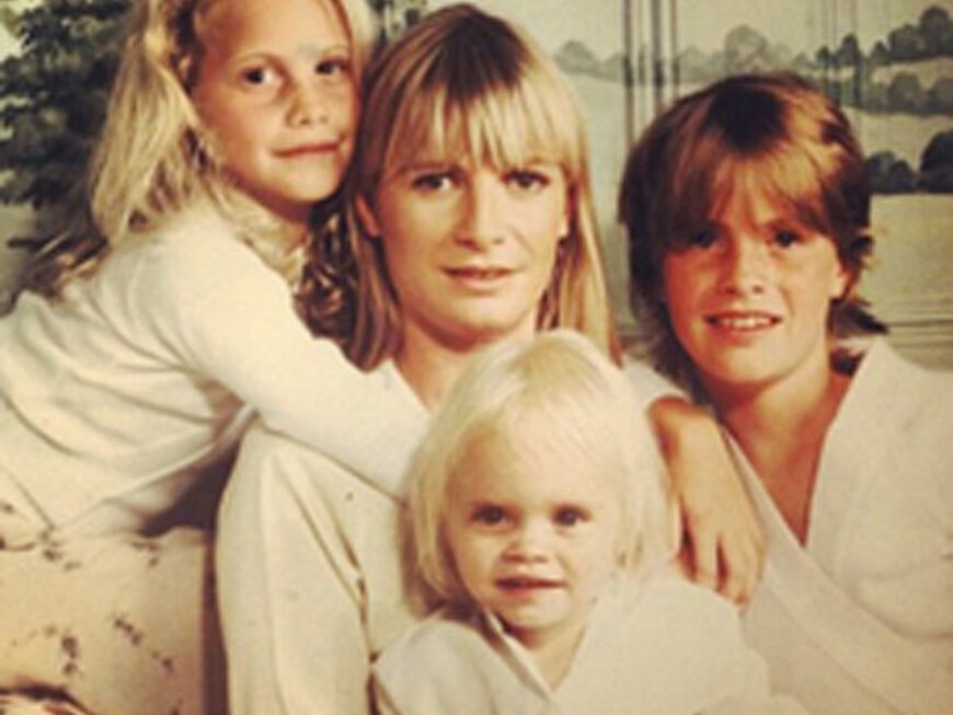 Zuckersüß: Cara Delevingne (Mitte unten) gemeinsam mit ihrer Mama Pandora Stevens (Mitte oben) und ihren beiden Schwestern Poppy (Links oben) und Chloe (Rechts oben)
