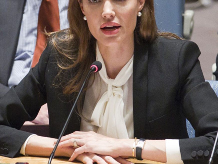 Jolie, selbst sechsfache Mutter, ist seit 2012 Sondergesandte des UN-Flüchtlingshilfswerks (UNHCR). Am 25. Juni 2013 hielt sie  ihre erste Rede vor dem höchsten UN-Gremium in New York