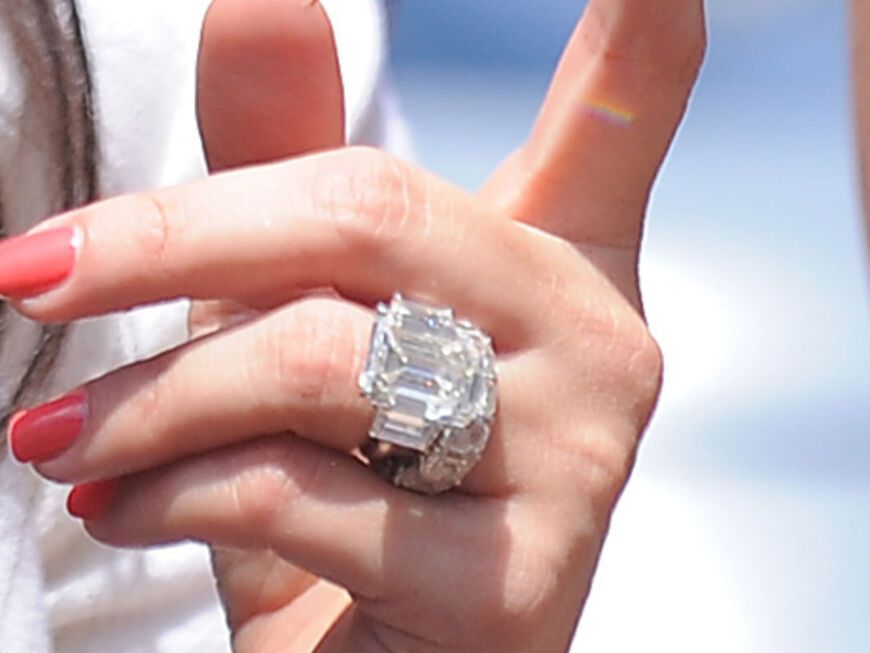 An ihrem Finger trägt Kim Kardashian ihren riesigen Ehering