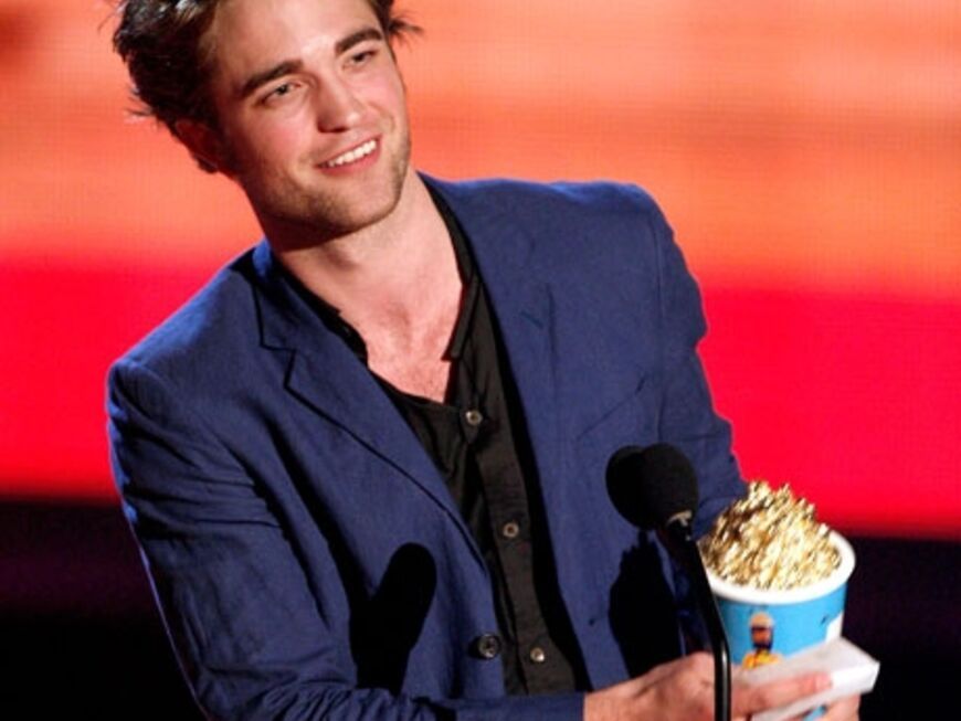 Der Star des Abends - Vampir-Darsteller Robert Pattinson nimmt seinen Movie-Award als "Breakthrough Male Performance" entgegen
