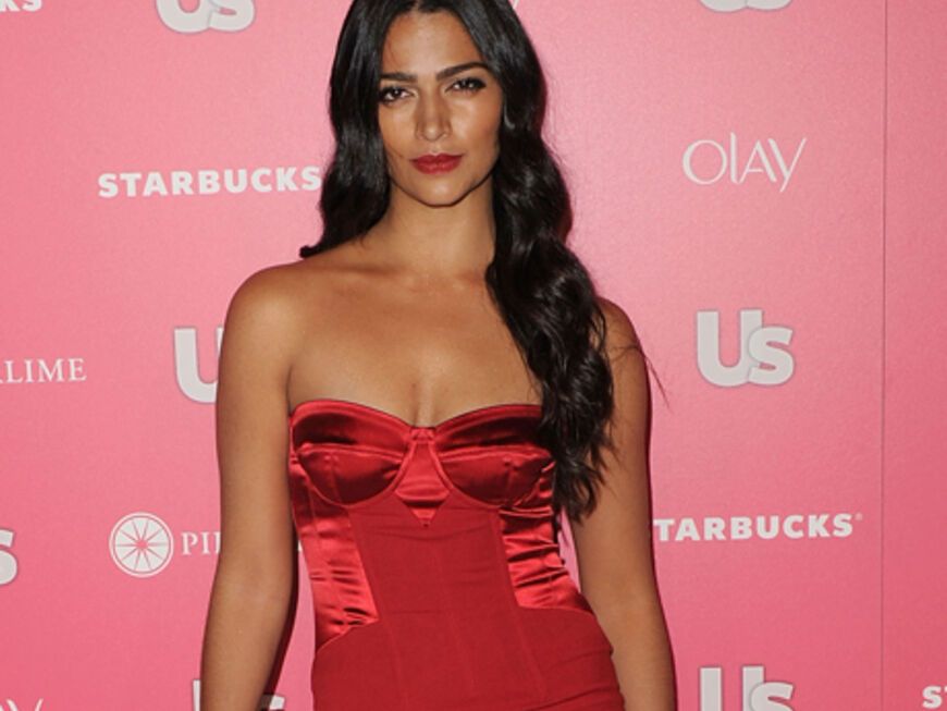 Model Camila Alves zeigte sich in einem hautengen, roten Kleid