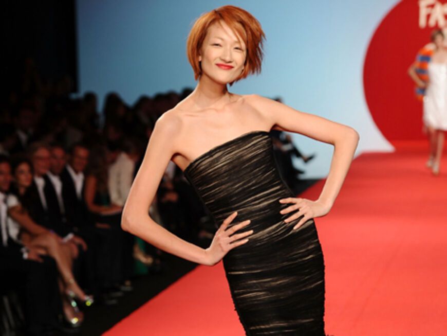 Das japanische Topmodel Ai Tominaga wirft sich in Pose