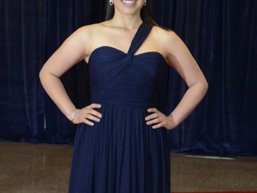 Schauspielerin America Ferrera posierte in dunkelblauer Robe für die anwesenden Fotografen