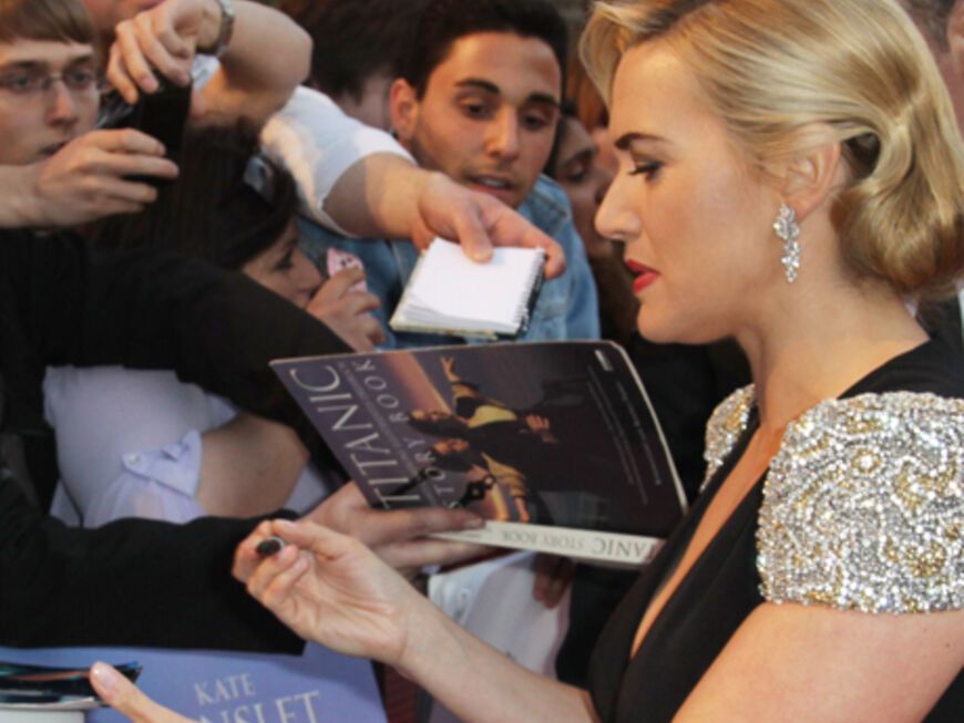 Die wartenden Fans wurden belohnt: Kate Winslet gab fleißig Autogramme