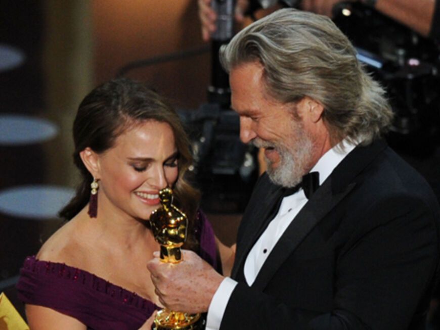 Bewegender Augenblick: Oscar-Preisträger Jeff Bridges überreicht der hochschwangeren Natalie Portman eine Trophäe