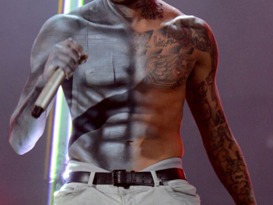 Chris Brown zeigte am Wochenende schon sein neues Hals-Tattoo auf Twitter - bei den "BET Awards" präsentierte er dann ein eigenartiges Kunstwerk auf seiner rechten Brusthälfte. Aber keine Sorge - das ist nur ein Bodypainting!