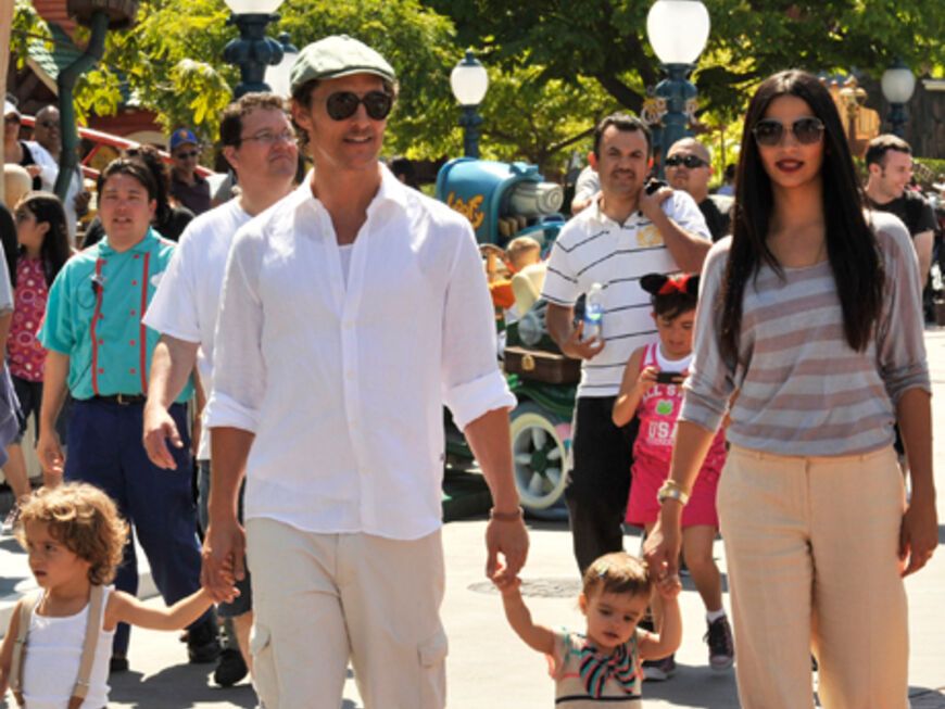 Happy Family im Disneyland: Matthew McConaughey genießt mt Ehefra Camilla un den Kindern Levi und Vida