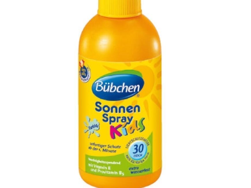 Mit vielen Vitaminen "Kids Sonnenspray LSF 30" von Bübchen, 150 ml ca. 7 Euro 