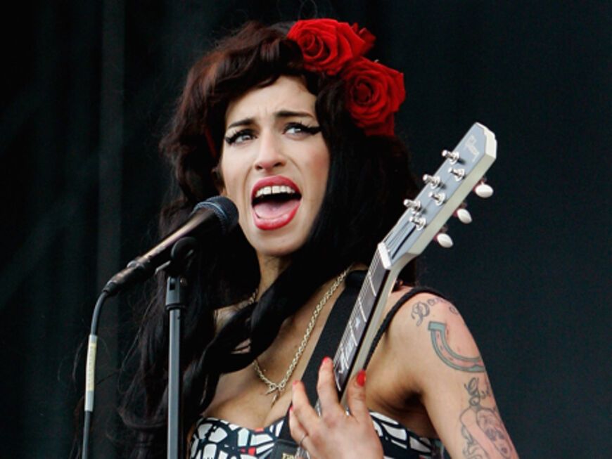 Amy Winehouse spielt Gitarre