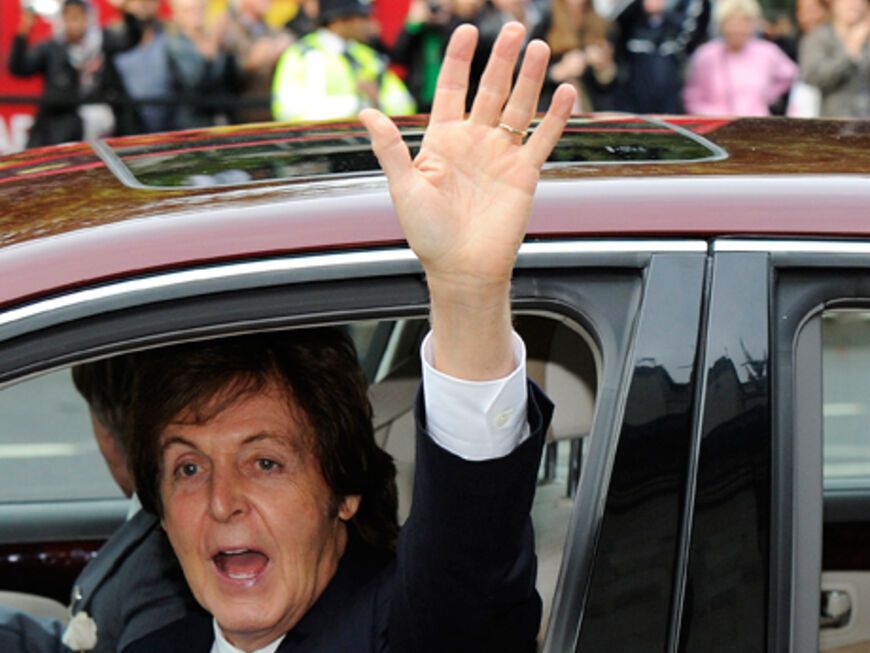 Gute Laune am Hochzeitstag: Paul McCartney grüßt die wartenden Fans