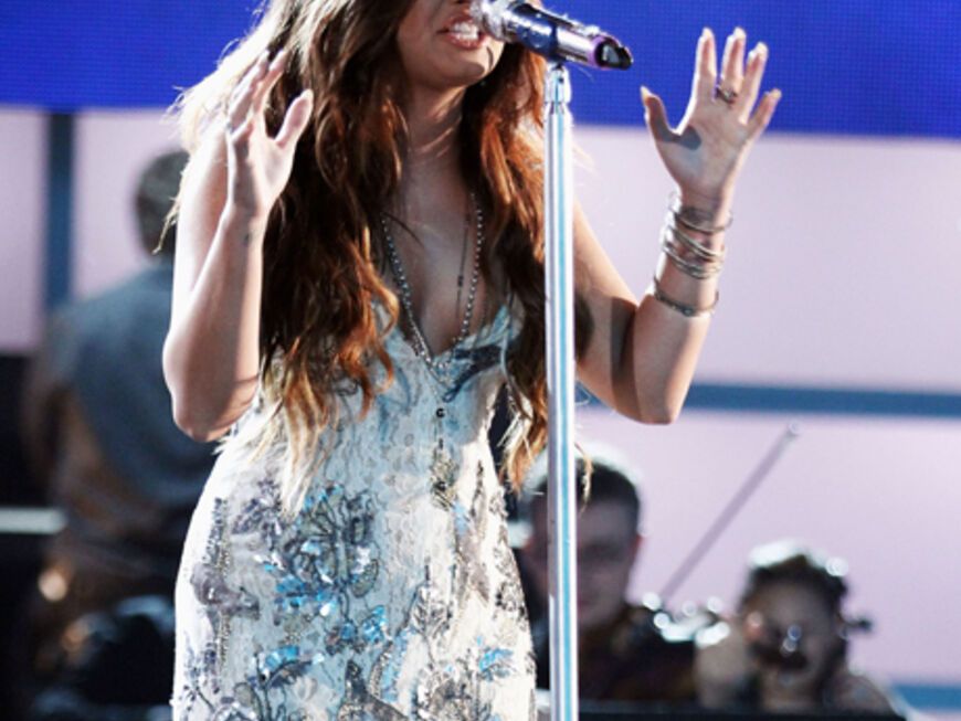 Demi Lovato feiert mit ihrem Song "Skyscraper" ihr großes musikalisches Comeback. Zuvor legte sie ein Jahr eine Zwangspause wegen Depressionen ein