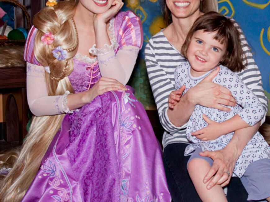 In Disneyland werden Kinderträume wahr! Aber auch die Erwachsenen freuen sich über ein Foto mit den Disney-Stars. So wie Schauspielerin Amanda Peet und ihre Tochter mit Rapunzel