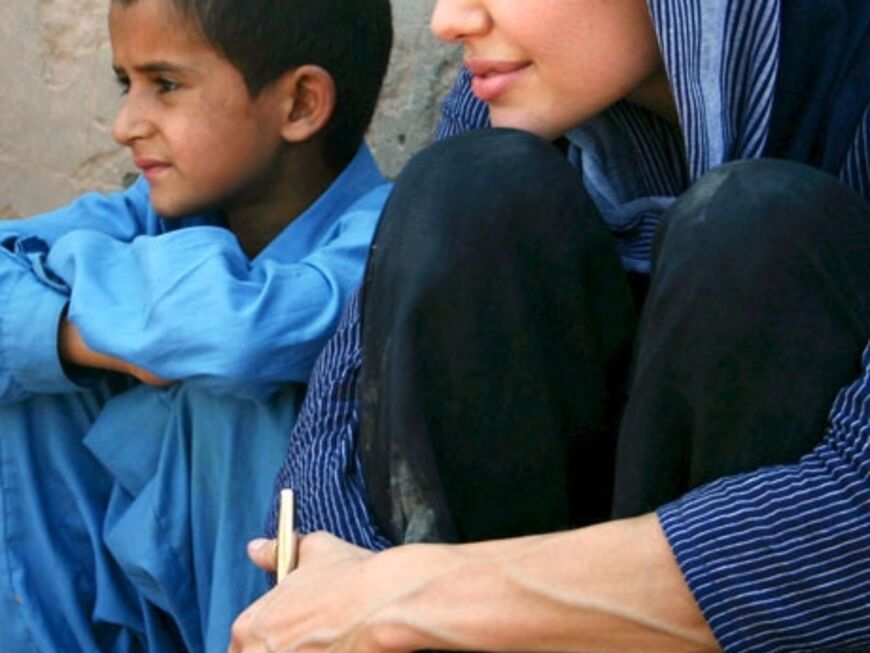 Angelina zusammen mit einem Flüchtlings-Jungen