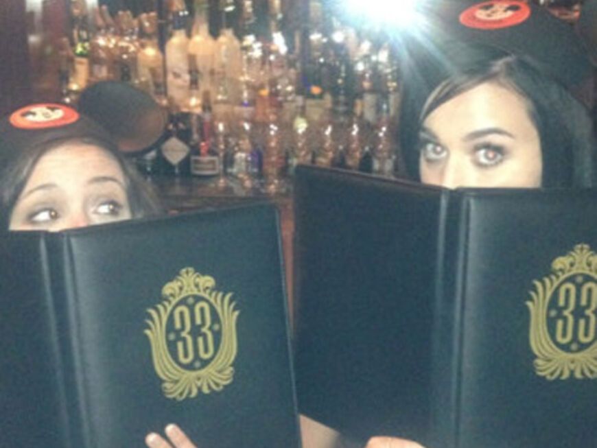Katy Perry und ihre Freundin mit Micky-Mouse-Ohren auf den Kopf, man sieht die beiden amüsieren sich