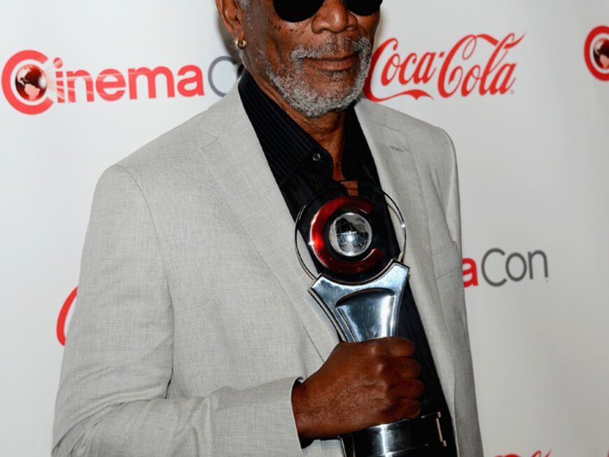 Morgan Freeman kam cool mit Brille und nahm einen Award mit nach Hause