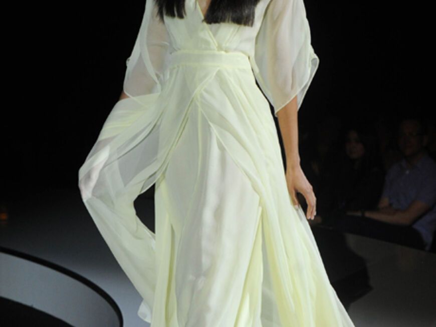 Ein Model präsentiert die Michalsky-Entwürfe der kommenden Frühjahr/Sommer-Kollektion 2012
