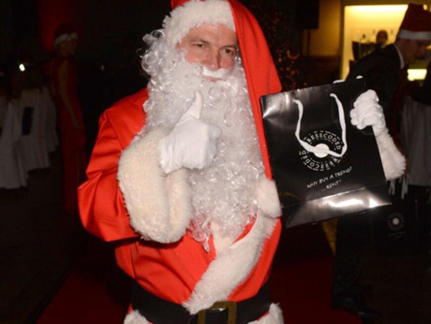 Bei der "Golden Red Christmas Night" in München liefen die  Promis im X-Mas-Look über den roten Teppich. Fußball-Legende Lothar Matthäus hatte sich mit  Rauschebart und Santa-Mantel besonders ins Zeug gelegt und beschenkte die Gäste