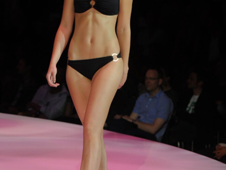 Ein Model präsentiert die Michalsky-Entwürfe der kommenden Frühjahr/Sommer-Kollektion 2012