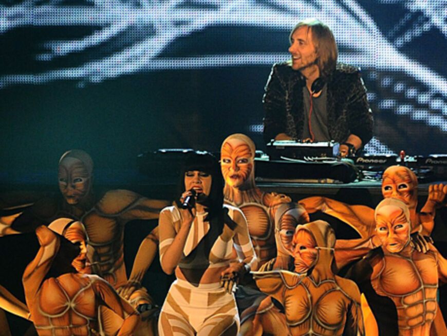 Jessy J stand gemeinsam mit DJ David Guetta auf der Bühne