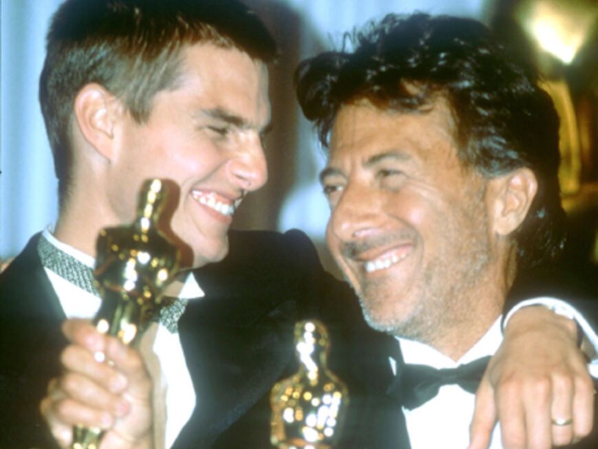 1989: Tom Cruise & Dustin Hoffman freuen sich über einen Oscar für "Rain Man"