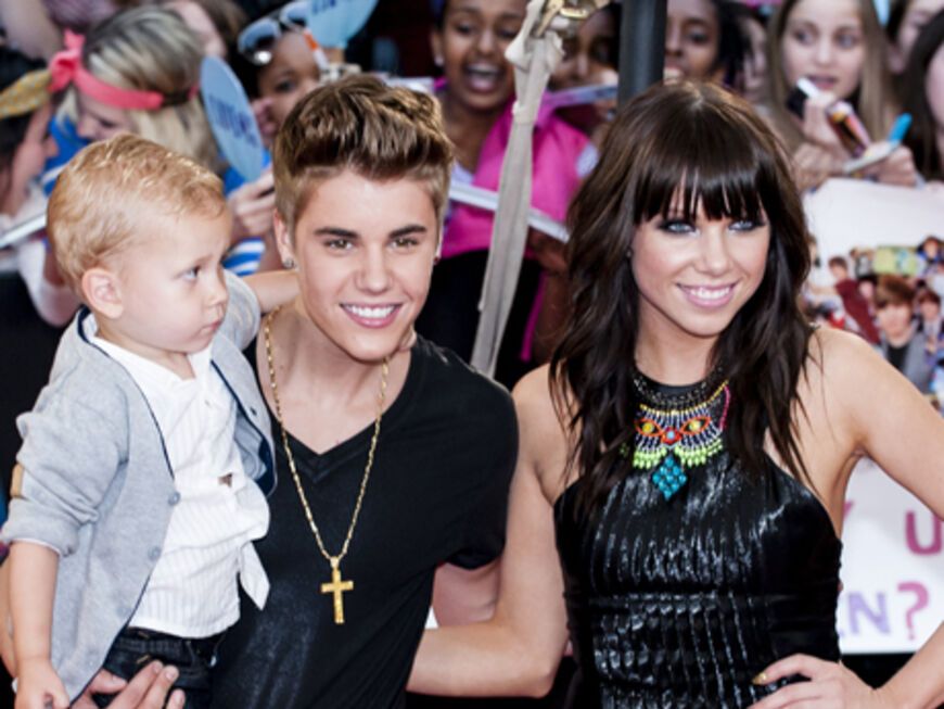 Justin Bieber schultert seinen Halbbruder Jaxon- neben ihm Carly Rae Jepsen