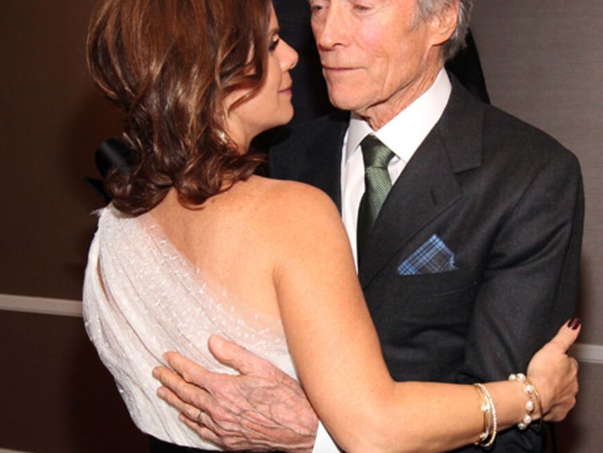 Marcia Gay Harden umarmte Clint Eastwood zur Begrüßung