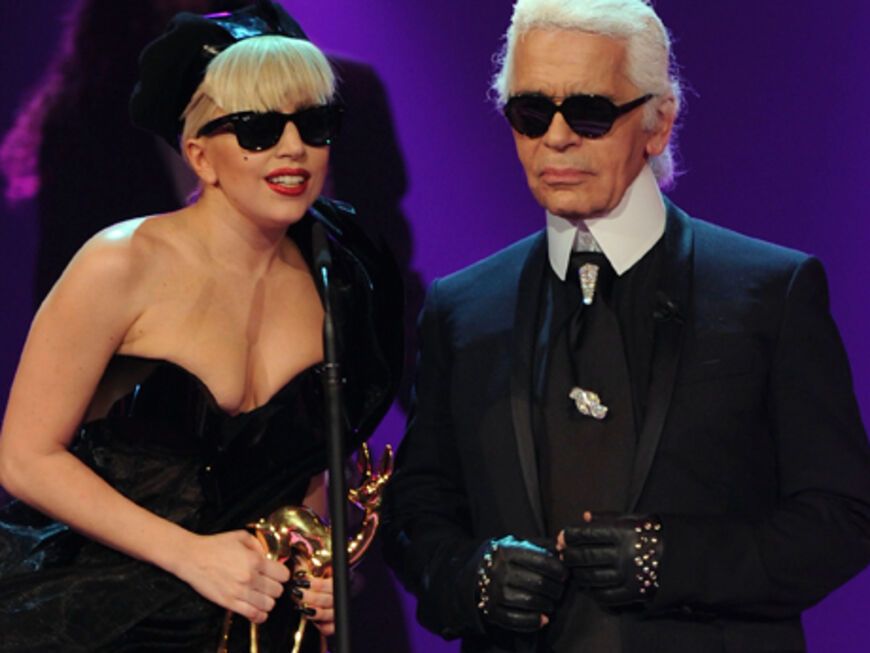 Zwei Exzentriker auf einer Bühne: Karl Lagerfeld überreichte Lady Gaga ihren Award als "Beste Popsängerin International"