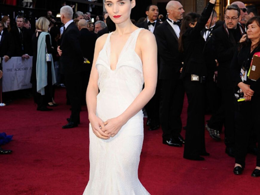 "Verblendung"-Star und Oscar-Anwärterin Rooney Mara trug ebenfalls Weiß. Ihr Kleid ist aus dem Hause Givenchy Couture