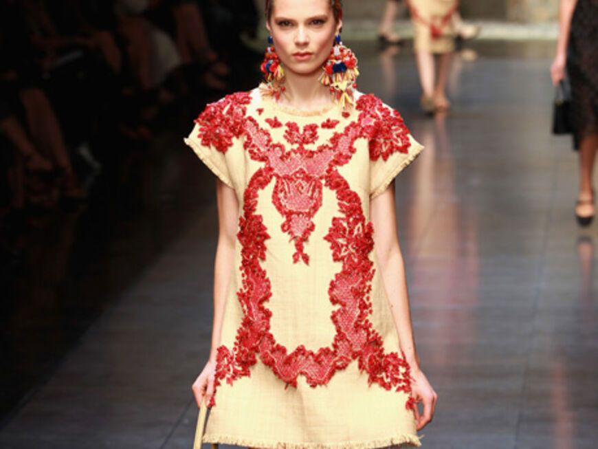 Auch auf den Laufstegen begeisterte Farbe. Die Ornamente auf dem Dolce & Gabbana Kleid sind ein toller Eye-Catcher.