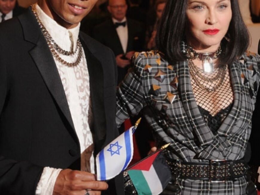 Der 30 Jahre jüngere Boytoy Brahim Zaibat ist flügge geworden! Madonna möchte das Weihnachtsfest angeblich mit ihrem Ex-Ehemann Sean Penn verbringen...