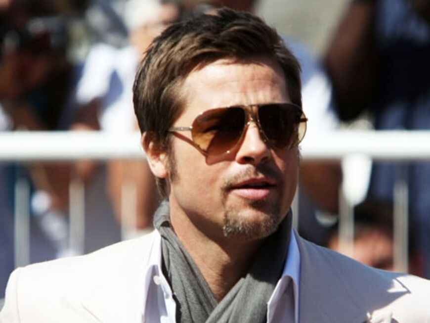Stylisch! Der Hollywood-Star kombiniert seinen sommerlichen Anzug mit einem schlichten Schal 