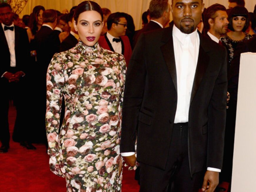 Tuschelthema Nummer 1: Hochschwanger zwängt sich Kim Kardashian in Designerkleidung. Dem werdenden Papa Kanye West gefällts offenbar ...