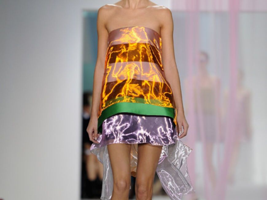 Bei Christian Dior schwebten die Models in irrisierenden Chiffon-Kreationen über den Catwalk.