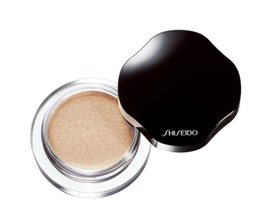 Ein natürliches Augen-Make-Up lässt die Augen natürlich strahlen. Mit der leichten Textur eignet sich die "Shimmering Cream Eye Color" von Shiseido perfekt für den dezenten Look, ca. 29 Euro
