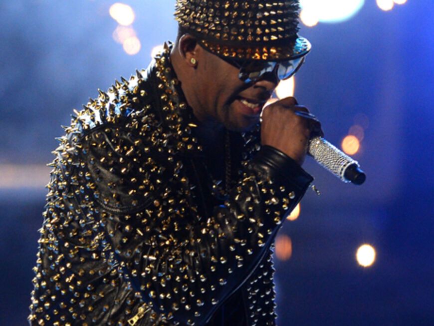 Erkennen Sie diesen Superstar? Unter dem Stachel-Outfit verbarg sich Superstar R. Kelly