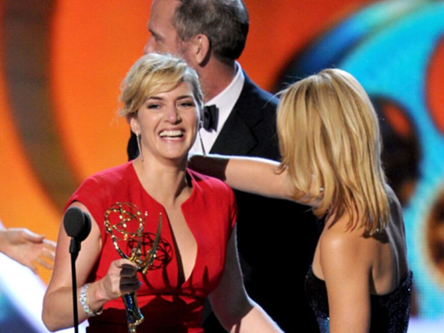 Claire Danes übergab Kate Winslet den Preis für ihre Rolle im TV-Mehrteiler "Mildred Pierce"