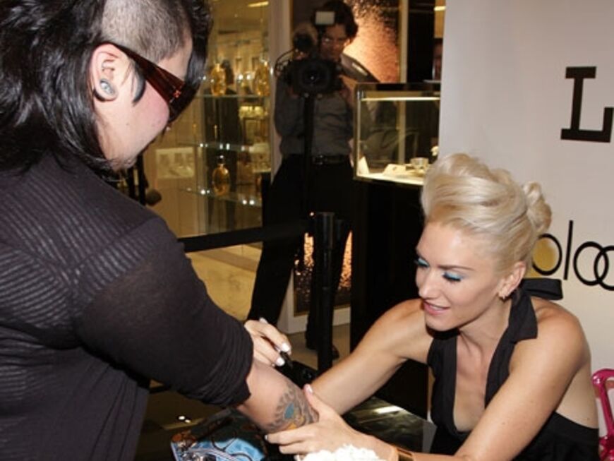 Gwen Stefani muss fleißig Autogramme geben