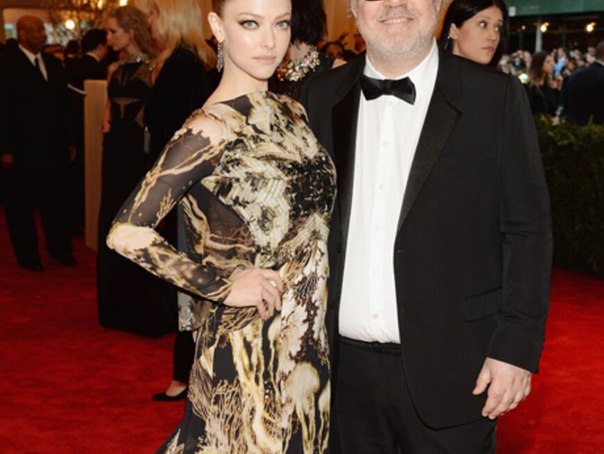 Filmregisseur Pedro Almodovar kam mit Schauspielerin Amanda Seyfried, die eine aufregende Robe von Givenchy Couture trut