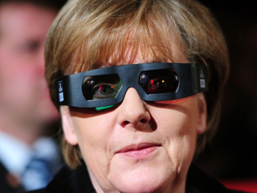 Angela Merkel mit 3-D-Brille