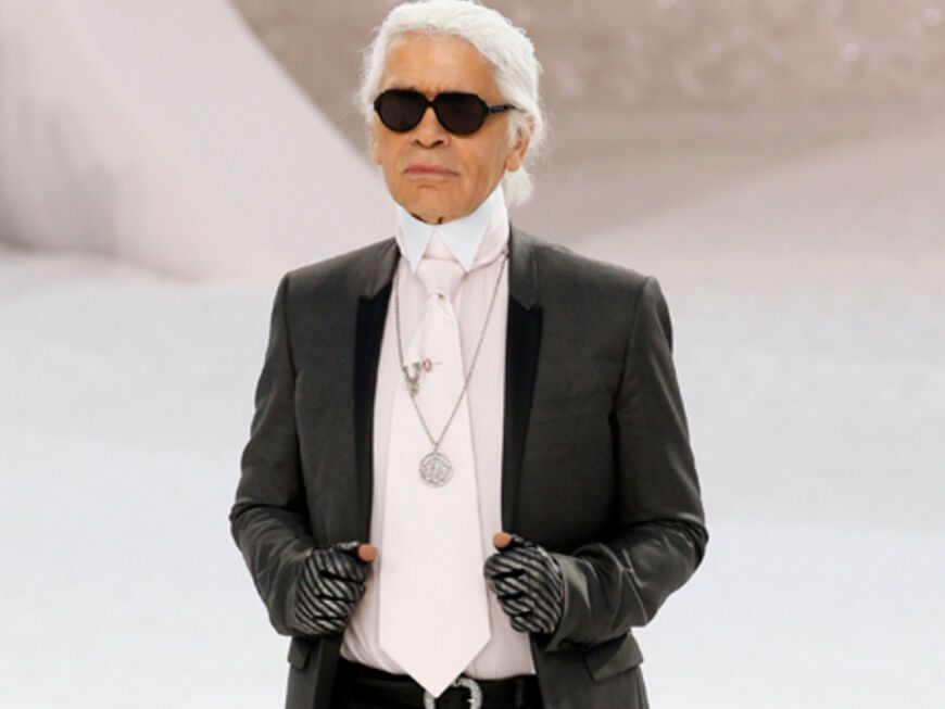 Karl Lagerfeld ist der gefeierte Star auf der Fashion Week in Paris. Bei der Präsentation der neuen Chanel-Kollektion ließ sich der Modezar vom Publikum frenetisch feiern