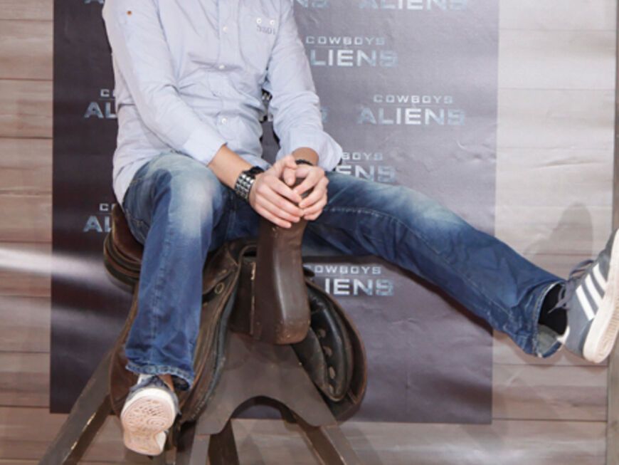 Howdie! Schauspieler Tobias Schenke posiert auf einem Western-Sattel