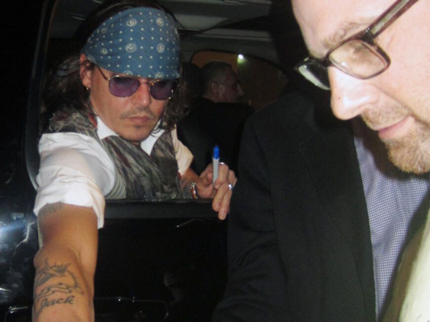 Johnny Depp gibt noch aus dem Auto Autogramme