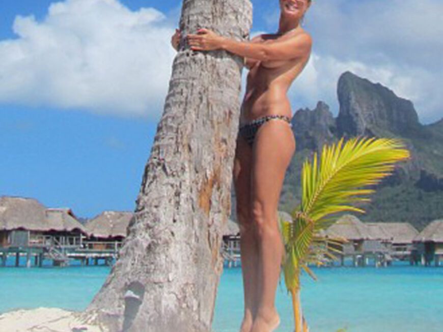 "Letzter Tag im Paradis, love Bora Bora!", postete Heidi Klum zu diesem Bild, welches sie oben ohne an einer Palme zeigt