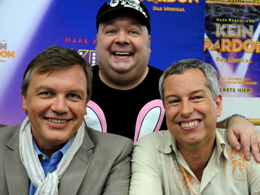 Comedians Hape Kerkeling (l-r), Dirk Bach und Moderator Thomas Hermanns posieren beim Casting für Kerkelings Musical "Kein Pardon". Die drei sind eng befreundet