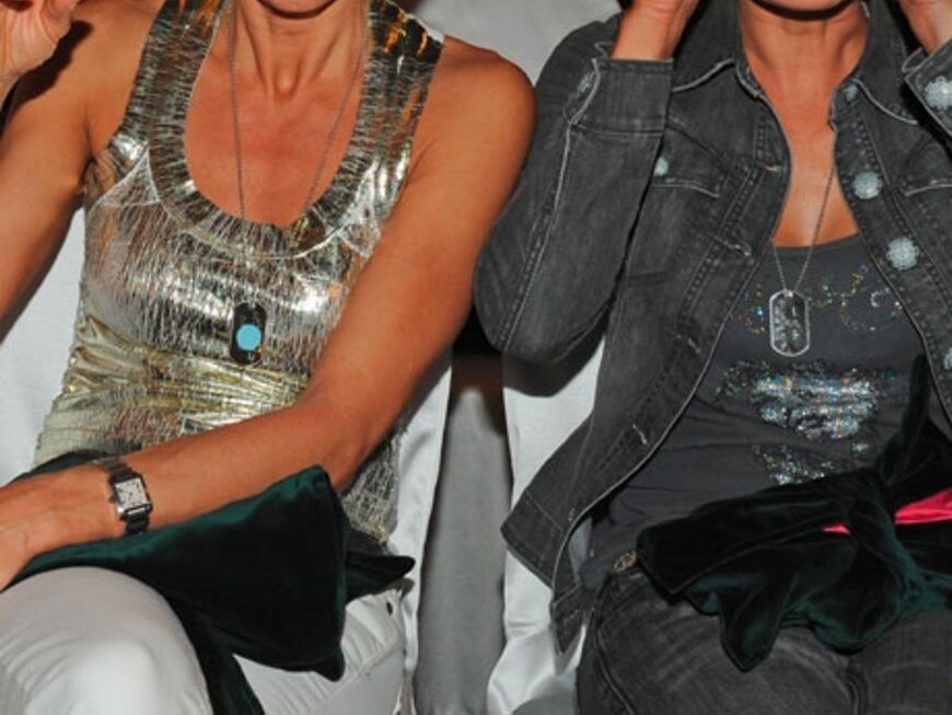 Die Schauspielerinnen Gerit Kling und Anja Kling sitzen bei der "Lac et Mel"-Schau in der ersten Reihe