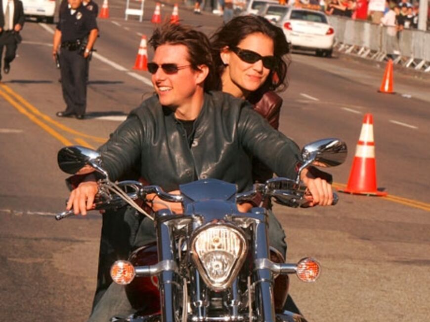 Schlechte Vorbilder: Tom Cruise fährt mit seiner Liebsten Katie Holmes auf dem Highway. Aber das Paar hat mal wieder die Helme vergessen ...