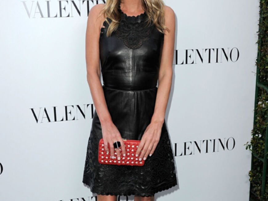 Hotelerbin und Schmuck-Designerin Nicky Hilton präsentiert sich auf dem roten Teppich in einem wunderschönen Valentino-Kleid.