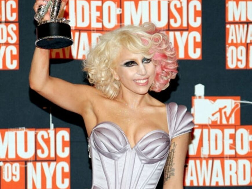 Lady GaGa posiert mit einem "MTV Moonman"